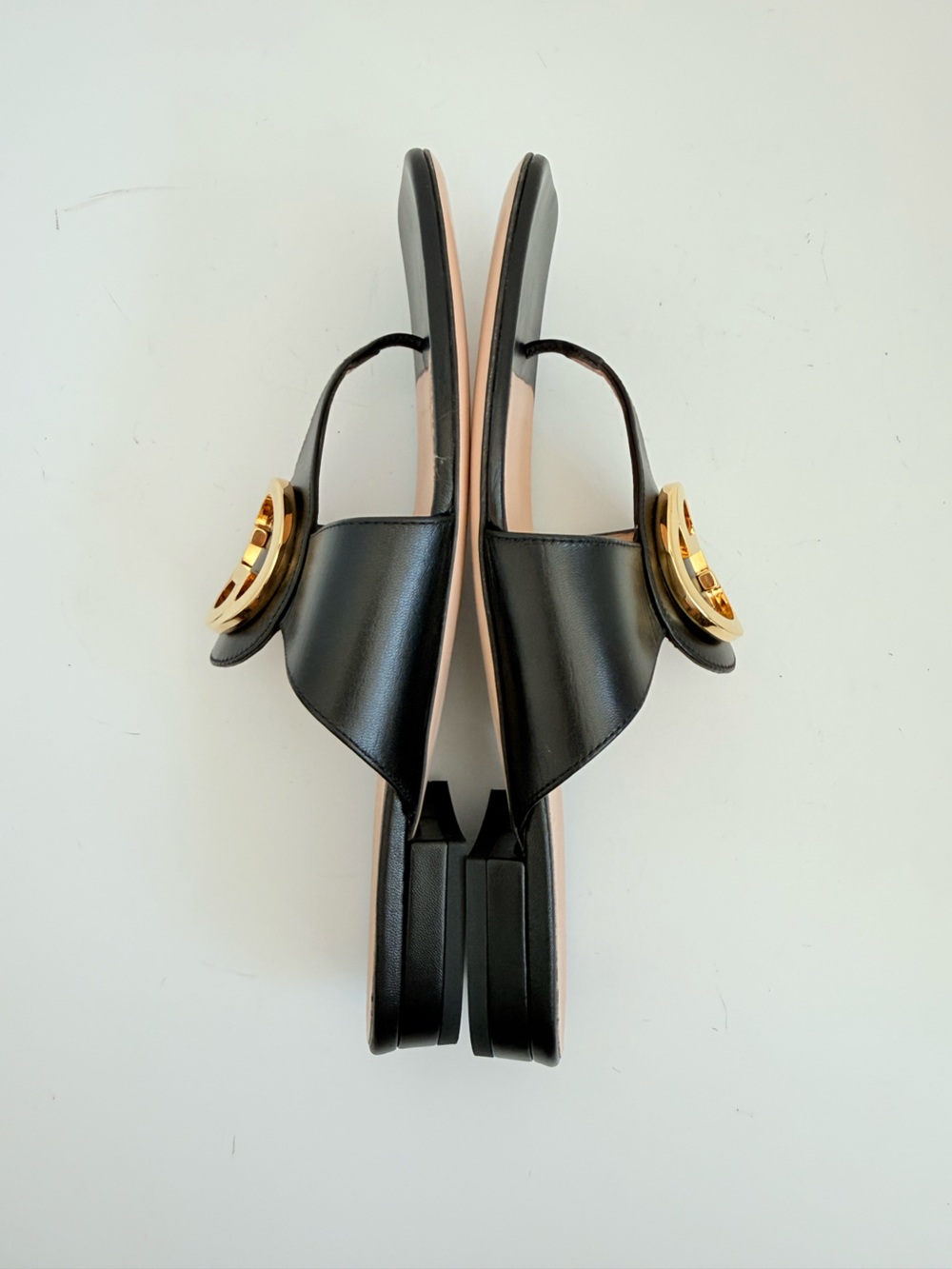 Gucci Interlocking G Black Leather Thong Sandals Gold Logo Size 39 - Picture 4 of 9